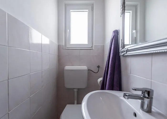 아파트 With Swimming Pool - 7356